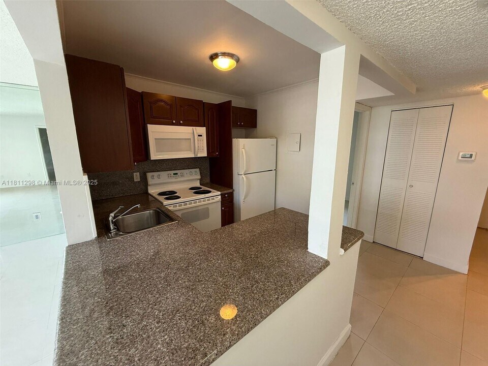 3868 NE 169th St in North Miami Beach, FL - Building Photo