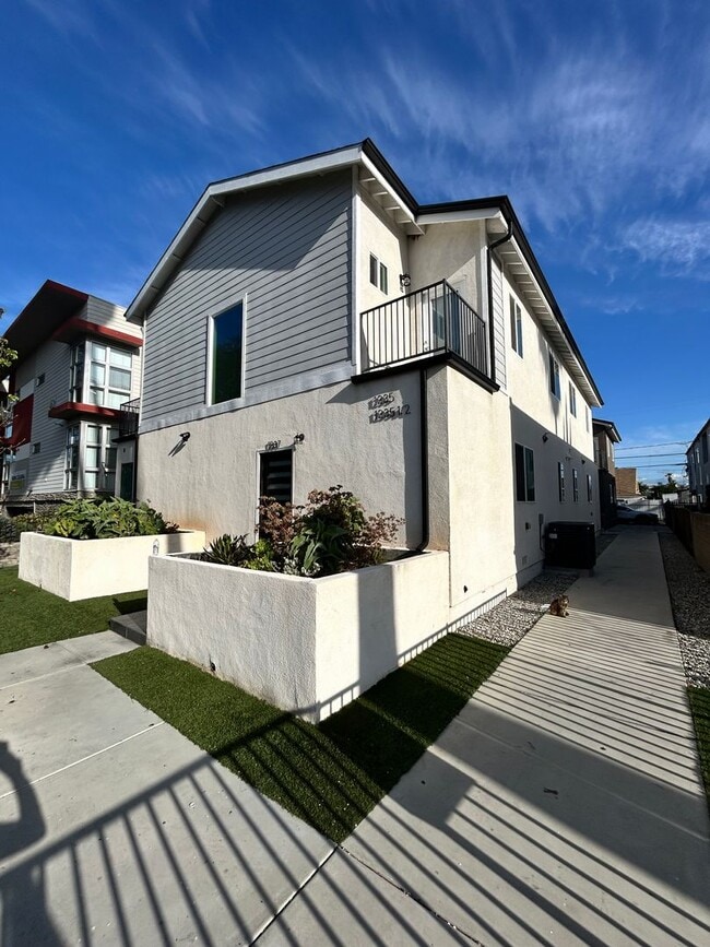 1235 W 37th Pl in Los Angeles, CA - Foto de edificio - Building Photo