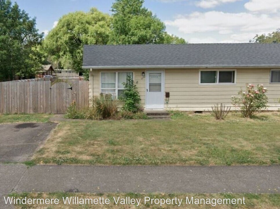 1521 NW Kings Blvd in Corvallis, OR - Foto de edificio