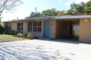 921 Pine Terrace in Lake Worth Beach, FL - Building Photo