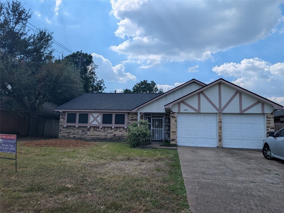9006 S Dairy Ashford Rd in Houston, TX - Building Photo