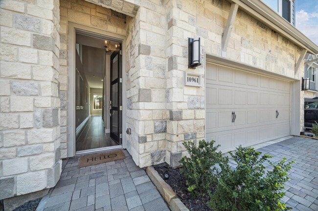 property at 10961 Hewitt Cliff Ln