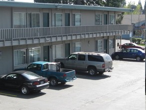 Westwood Plaza Apartments in Eugene, OR - Building Photo - Building Photo