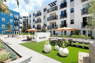 Eleven 10 in Orange, CA - Foto de edificio - Building Photo