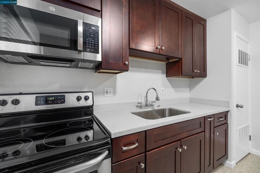 1409 Berrellesa St in Martinez, CA - Building Photo