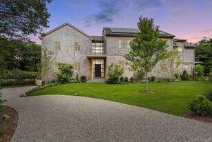 26 Georgian Ln in Water Mill, NY - Building Photo