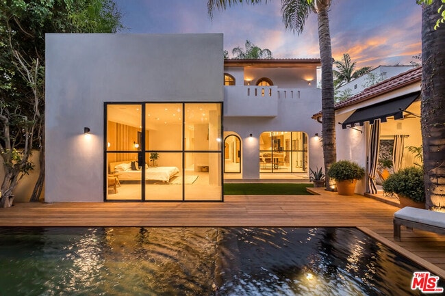property at 918 N La Jolla Ave