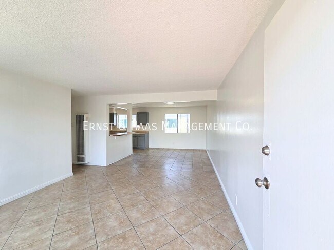 1330 Walnut Ave in Long Beach, CA - Building Photo - Building Photo
