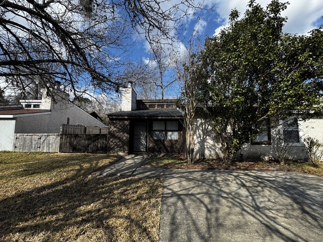 property at 614 Palmetto Trce