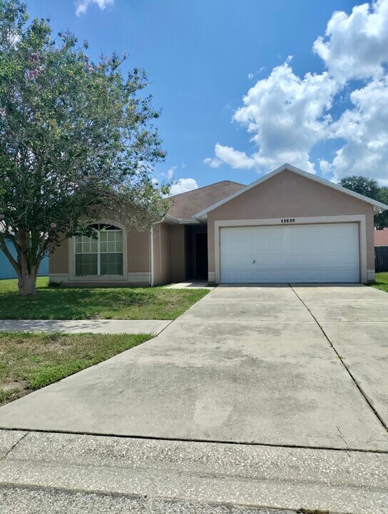 13230 Pine Creek Cir in Riverview, FL - Building Photo