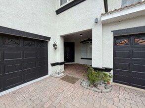10882 Cory Lake Dr in Tampa, FL - Foto de edificio - Building Photo