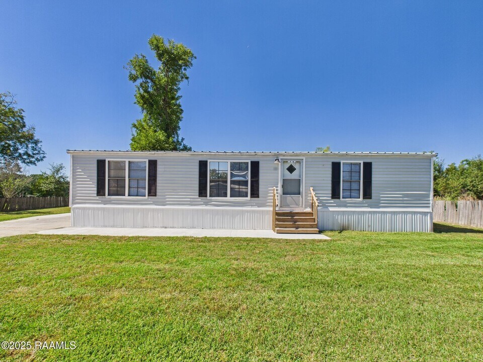 104 St Jude St in Scott, LA - Building Photo