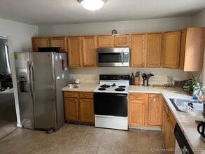 26 McAdoo Ave in Trumbull, CT - Foto de edificio - Building Photo