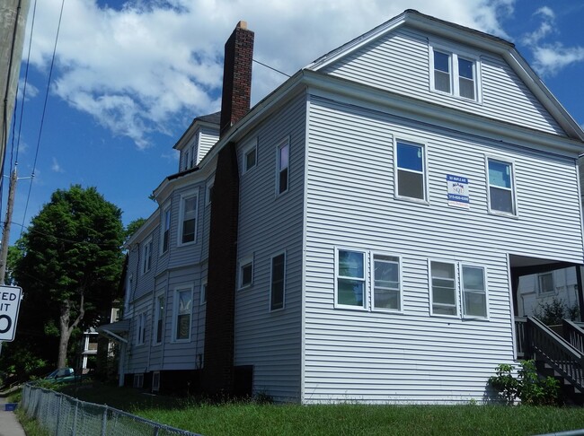 301 Maple St, Unit 1B in Syracuse, NY - Foto de edificio - Building Photo