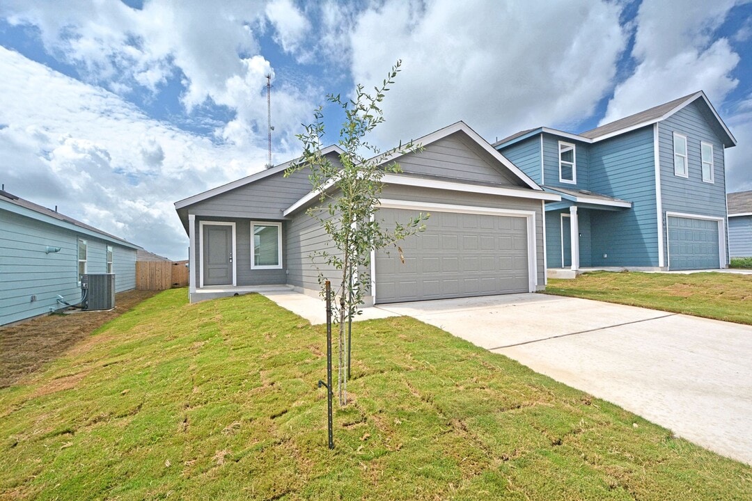 1537 Hummock Steep in New Braunfels, TX - Building Photo