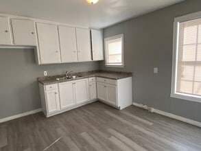 1326 NW 100th St in Oklahoma City, OK - Foto de edificio - Building Photo