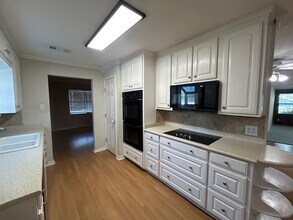 1816 W Spring Valley Rd in Hewitt, TX - Foto de edificio - Building Photo