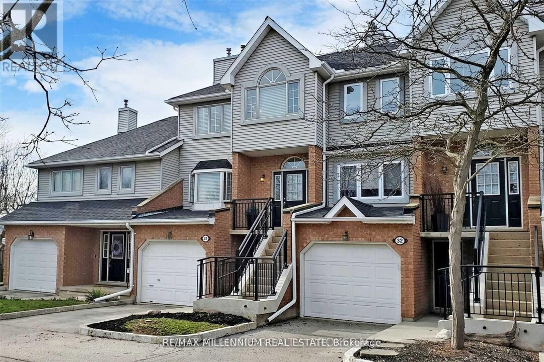 310-310 Christopher Dr in Cambridge, ON - Building Photo