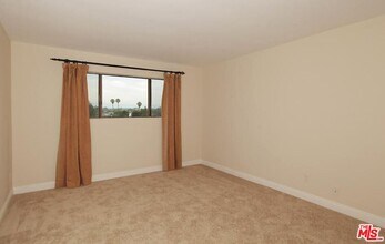 5000 S Centinela Ave in Los Angeles, CA - Foto de edificio - Building Photo