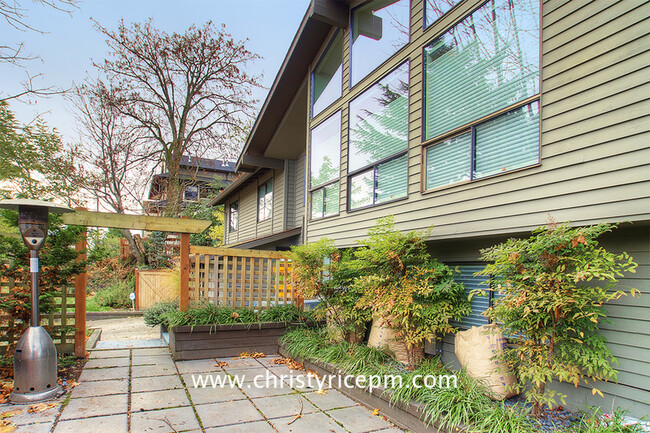 3314 E Pike St in Seattle, WA - Foto de edificio - Building Photo