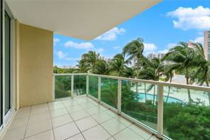 3313 NE 190th St in Aventura, FL - Foto de edificio