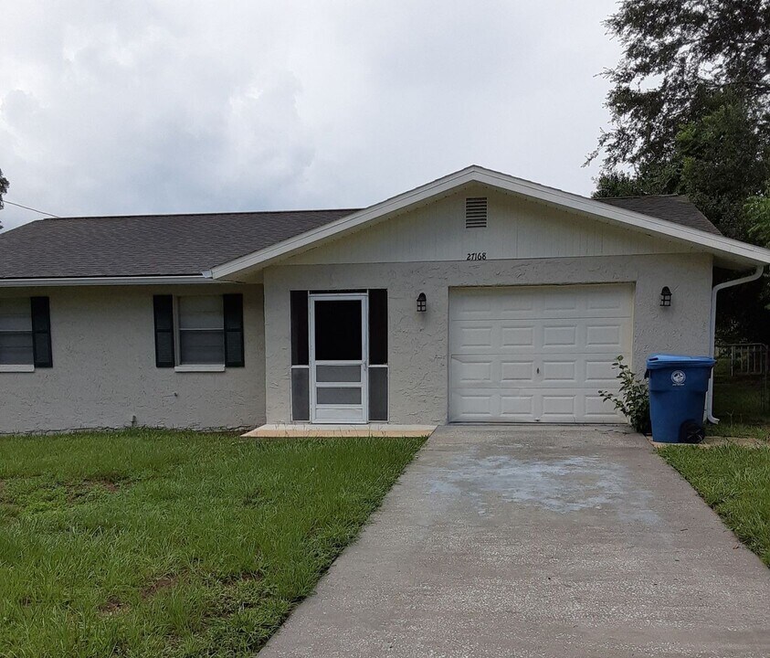 27168 Wakefield Dr in Brooksville, FL - Building Photo