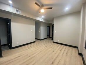 3850 W Hirsch St, Unit 1 in Chicago, IL - Foto de edificio - Building Photo