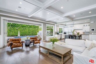 5002 Noble Ave in Los Angeles, CA - Building Photo - Building Photo