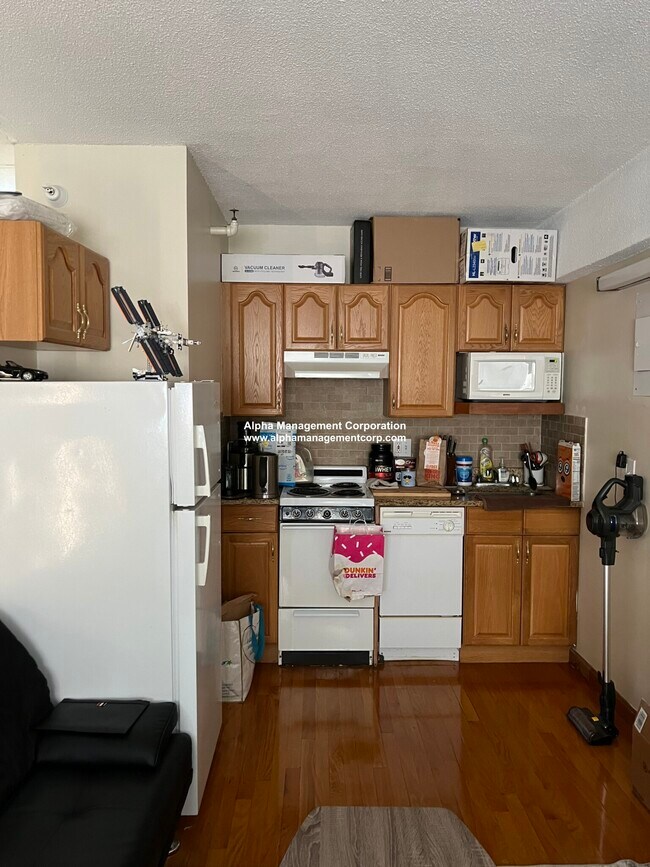 1110 Commonwealth Ave, Unit 203 in Boston, MA - Foto de edificio - Building Photo