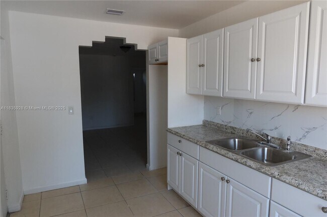 4100 Palm Ave in Hialeah, FL - Building Photo - Building Photo