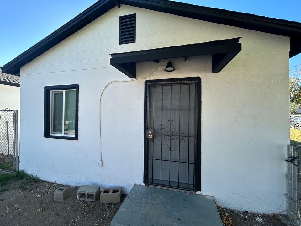 908 W Hays St in Banning, CA - Building Photo
