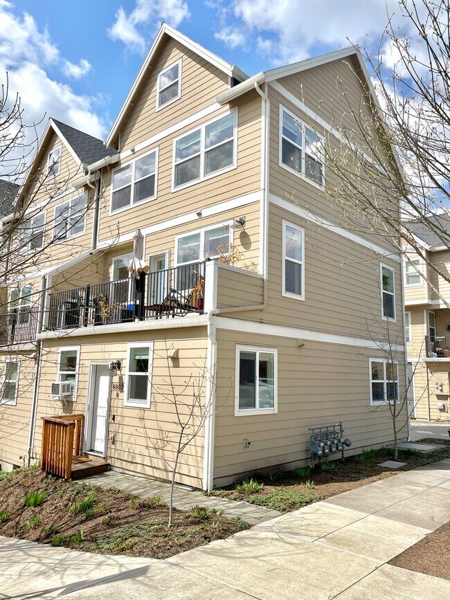 8802 N Edison St-Unit -Unit A in Portland, OR - Building Photo - Building Photo