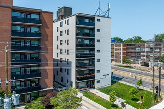82 Warren Rd in Toronto, ON - Building Photo - Building Photo