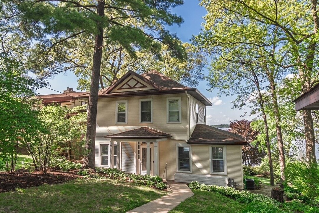 5026 Lake Mendota Dr in Madison, WI - Building Photo