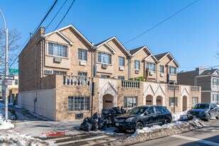 7005 67th Pl in Glendale, NY - Building Photo