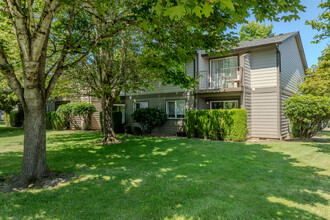 Tall Oaks Estates in McMinnville, OR - Building Photo - Building Photo