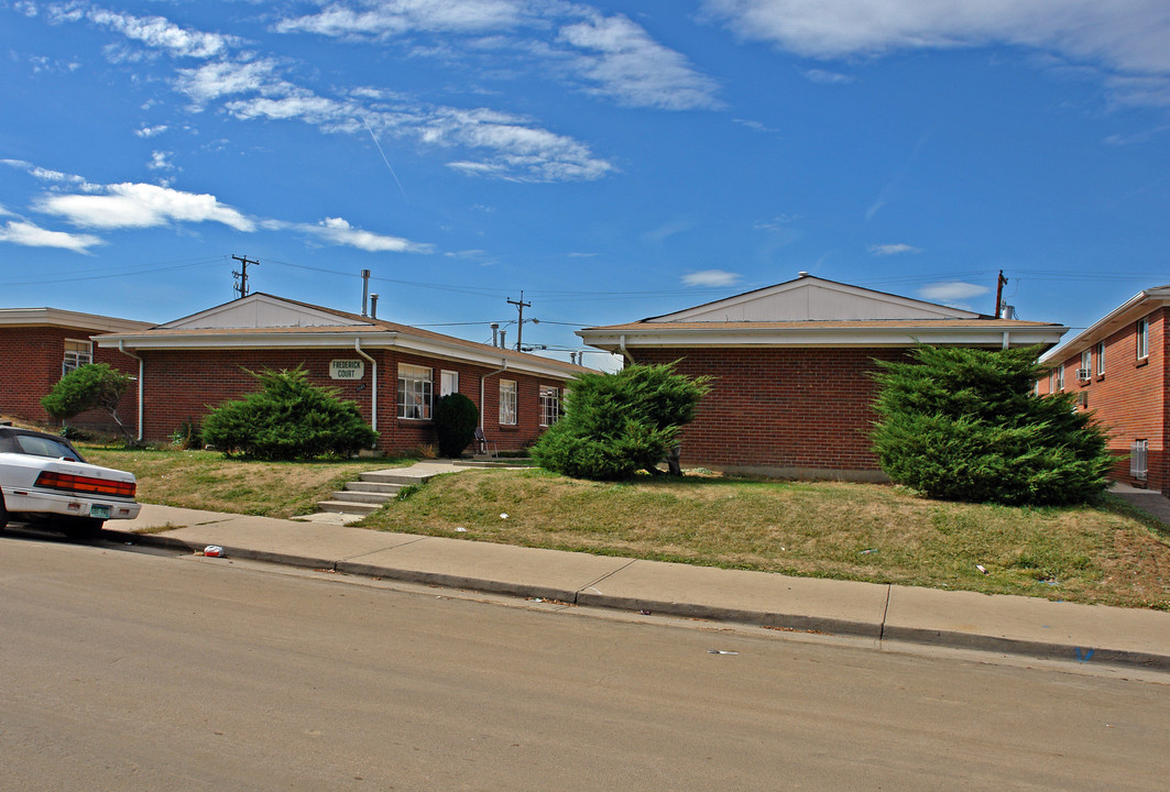 Frederick Court in Aurora, CO - Building Photo