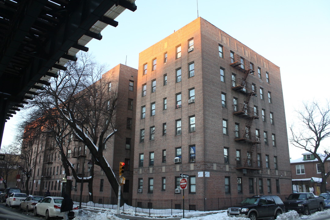 2575 Jerome Ave in Bronx, NY - Foto de edificio