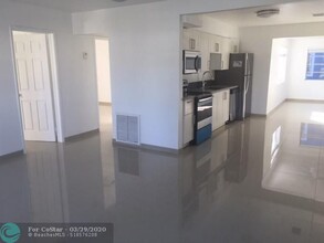 35 NE 3rd St-Unit -1 in Dania Beach, FL - Building Photo - Building Photo