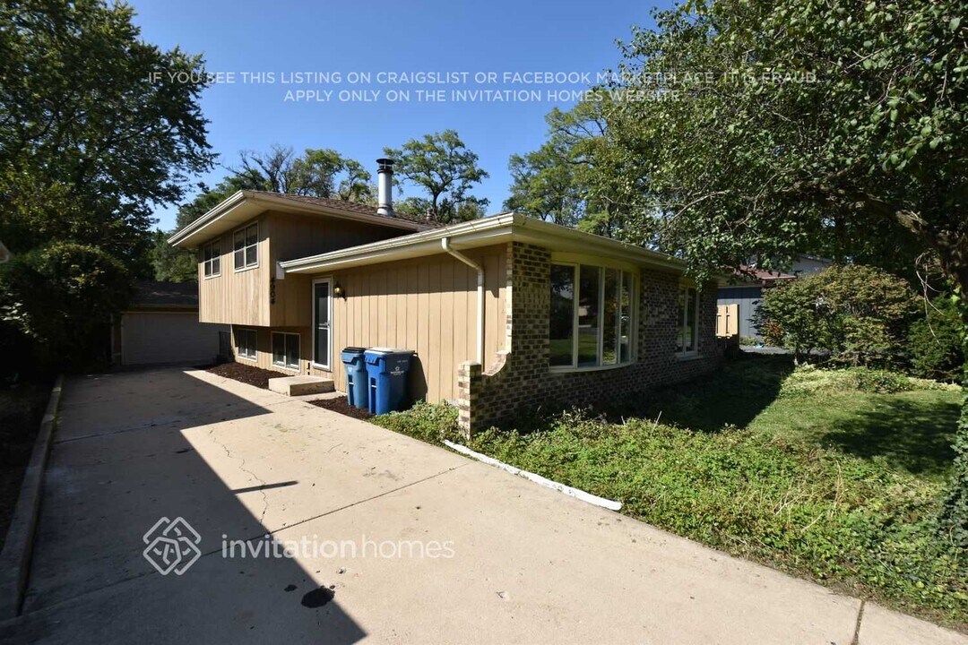 4904 Drendel Rd in Downers Grove, IL - Building Photo