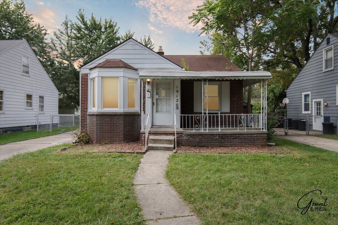 19120 Elkhart St in Harper Woods, MI - Building Photo