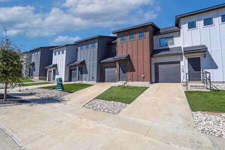 3301 Brambleton Hill Pl in Forest Hill, TX - Foto de edificio