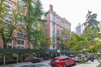 325 E 41st St in New York, NY - Building Photo - Building Photo