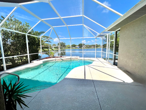 6614 68th St E in Bradenton, FL - Foto de edificio - Building Photo
