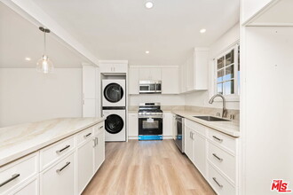 8454 Hanna Ave in Los Angeles, CA - Foto de edificio - Building Photo