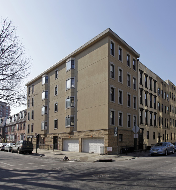 401 1st St in Hoboken, NJ - Building Photo