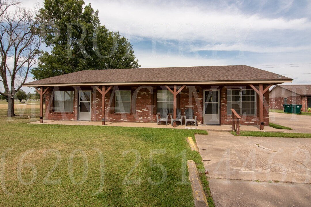 2203 Woodland Ave-Unit -Apt. 1 in Coffeyville, KS - Building Photo