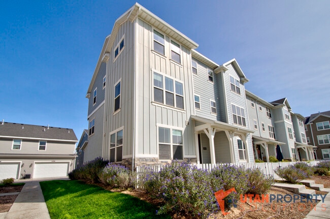 property at 1053 W Narrows Ln
