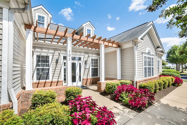 Riverside Manor Apartments in Fredericksburg, VA - Foto de edificio - Building Photo