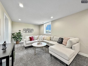 9137 Calvin Dr in West Des Moines, IA - Foto de edificio - Building Photo